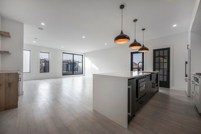 14 B Geneva St in Boston, MA - Building Photo - Building Photo