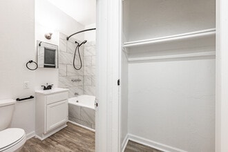 Wilton Way Apartments in Los Angeles, CA - Building Photo - Interior Photo