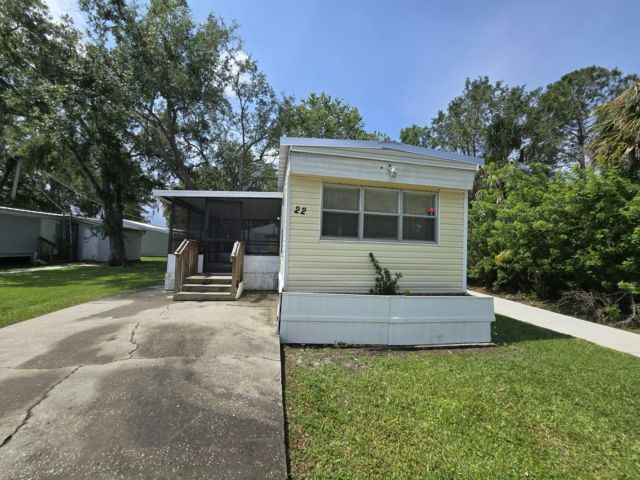 11211 East Bay Rd in Gibsonton, FL - Building Photo