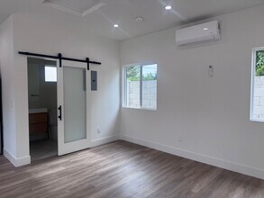 2320 N Naomi St, Unit 101 in Burbank, CA - Foto de edificio - Building Photo