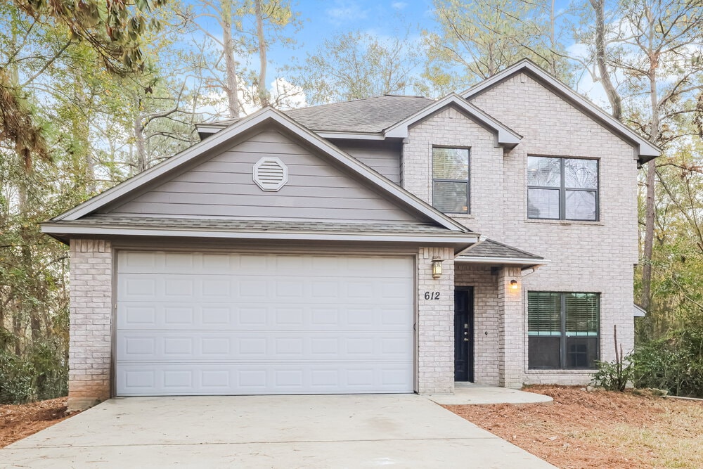 612 Spruce Dr in Conroe, TX - Foto de edificio