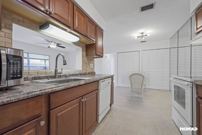 4067 NW Cinnamon Tree Cir in Jensen Beach, FL - Building Photo - Building Photo