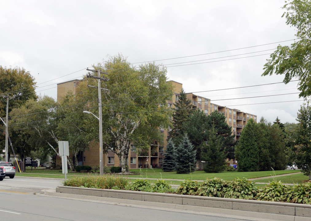 Victoria Apartments in Burlington, ON - Building Photo