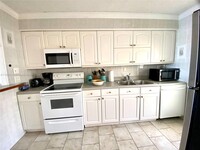 400 Golden Isles Dr in Hallandale Beach, FL - Building Photo - Building Photo