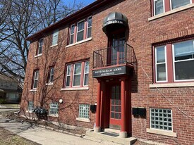 900 Nottingham Rd, Unit 2 in Grosse Pointe Park, MI - Building Photo
