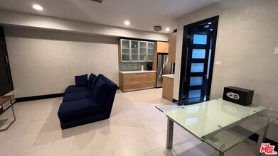 6425 Weidlake Dr in Los Angeles, CA - Building Photo - Building Photo