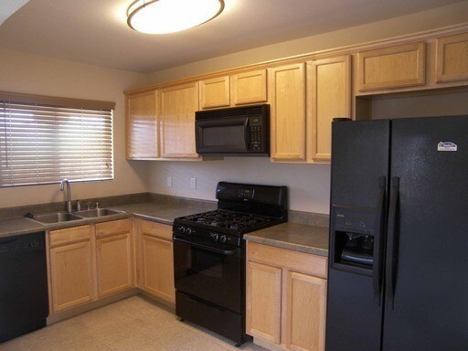 921 E 4th St, Unit E4TH21 in National City, CA - Building Photo