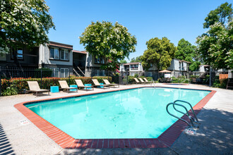 Las Ventanas in Pleasanton, CA - Foto de edificio - Building Photo