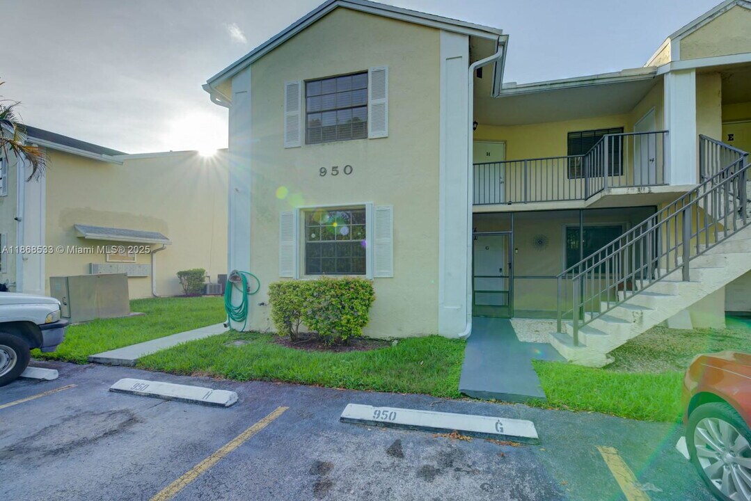 950 Constitution Dr in Homestead, FL - Building Photo