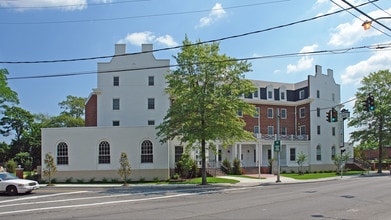 260 W Main St in Riverhead, NY - Building Photo - Building Photo