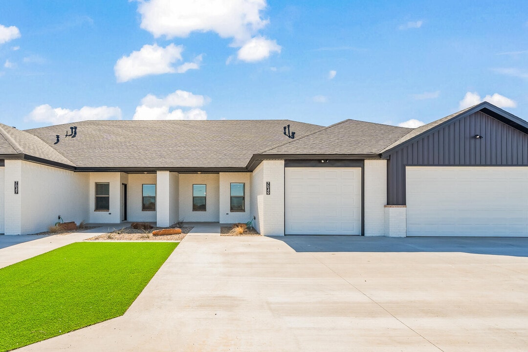 7049 40th St in Lubbock, TX - Building Photo