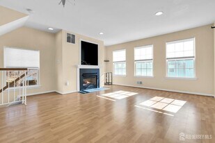 63 Giera Ct in Sayreville, NJ - Building Photo