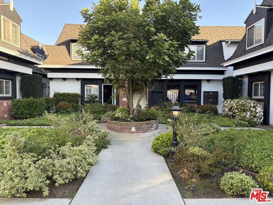 8120 Redlands St in Los Angeles, CA - Building Photo