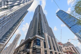 11 Yorkville Ave in Toronto, ON - Building Photo