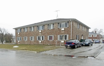 240 Main St in Belgium, WI - Foto de edificio - Building Photo