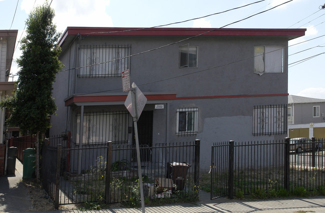 9404-9406 Peach St in Oakland, CA - Foto de edificio - Building Photo