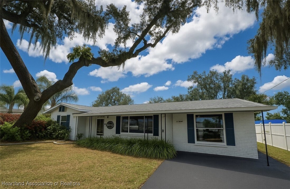 3350 Lakeview Dr in Sebring, FL - Building Photo