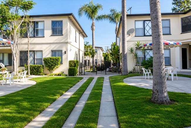 3300 Castle Heights Ave in Los Angeles, CA - Building Photo - Building Photo