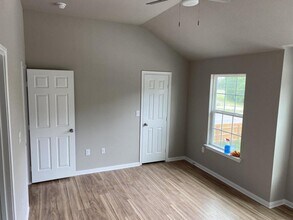 109 Meyers Ter Cir in Lacy Lakeview, TX - Building Photo - Building Photo