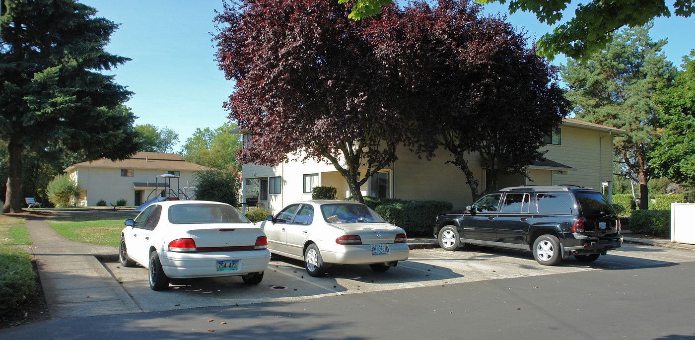 Livingston Village in Salem, OR - Building Photo