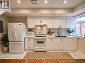 757 Ossington Ave in Toronto, ON - Building Photo - Building Photo