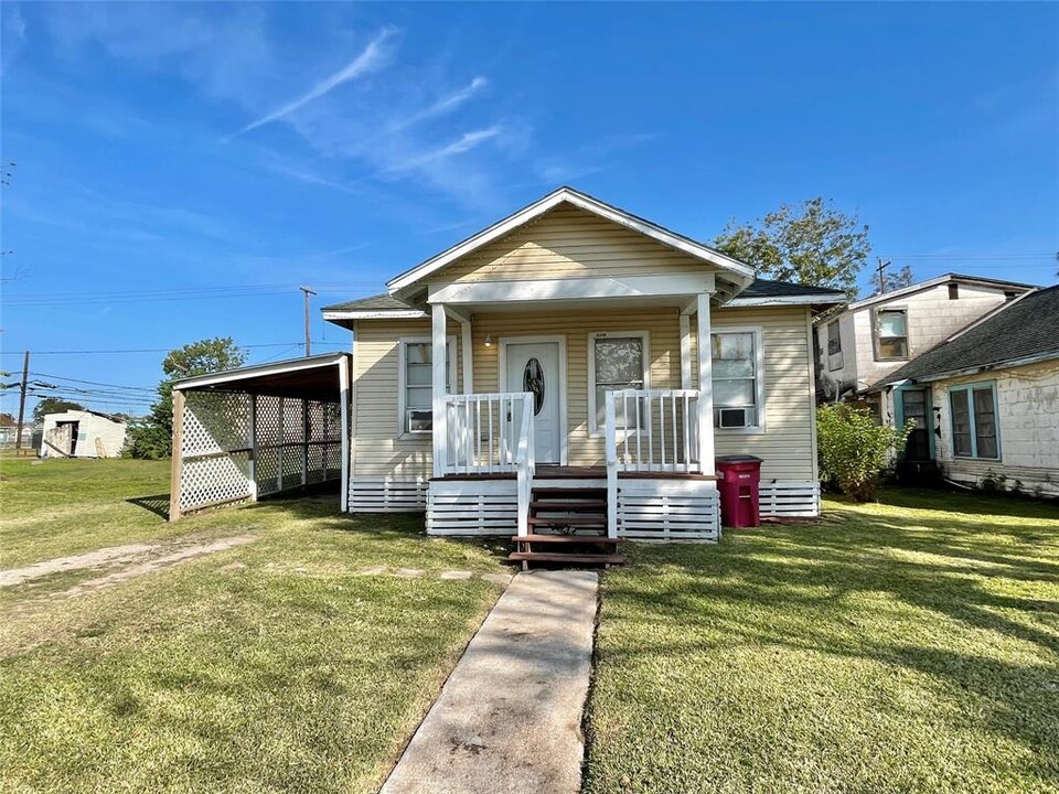 1014 W 4th St in Freeport, TX - Building Photo