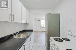 2204 Dufferin St in Toronto, ON - Building Photo
