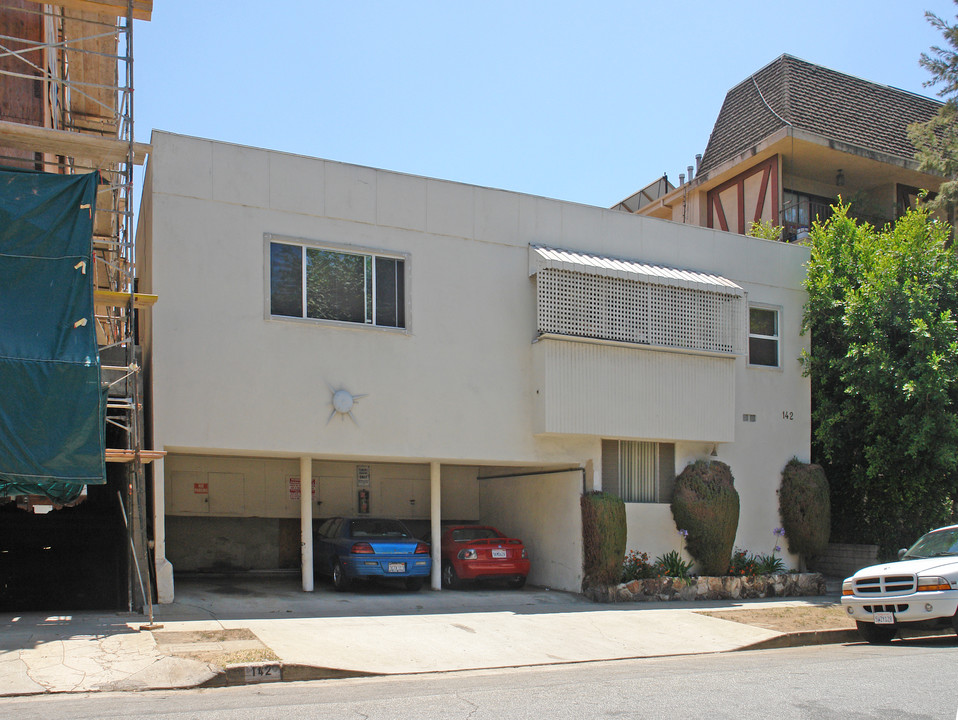 142 N Clark Dr in Los Angeles, CA - Building Photo