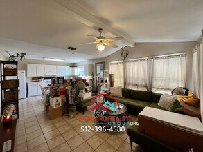 1011 W Bluebonnet Dr in San Marcos, TX - Building Photo - Building Photo