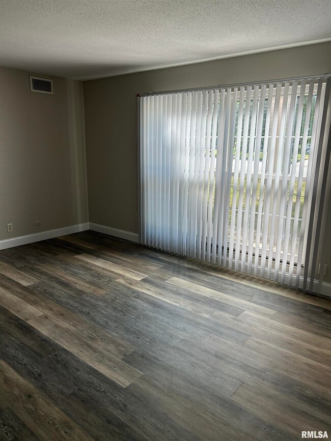 5029 N Lakeside Pl in Peoria Heights, IL - Building Photo - Building Photo