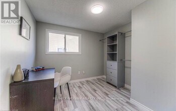 238 B Northlake Dr in Waterloo, ON - Building Photo - Building Photo