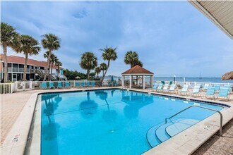 3585 41st Way S, Unit 46E in St. Petersburg, FL - Building Photo - Building Photo