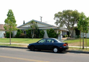 1015 N Lincoln St in Orange, CA - Foto de edificio - Building Photo
