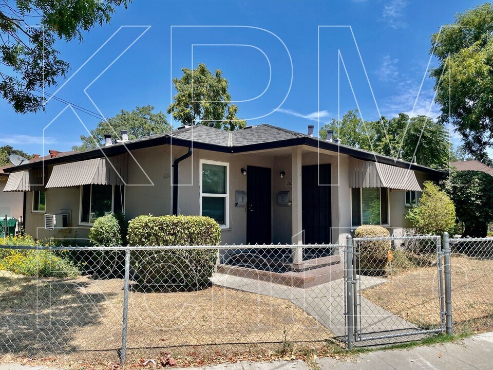2104 N Sutter St in Stockton, CA - Building Photo