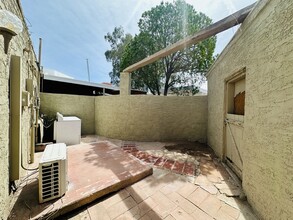 237 W Roger Rd in Tucson, AZ - Foto de edificio - Building Photo