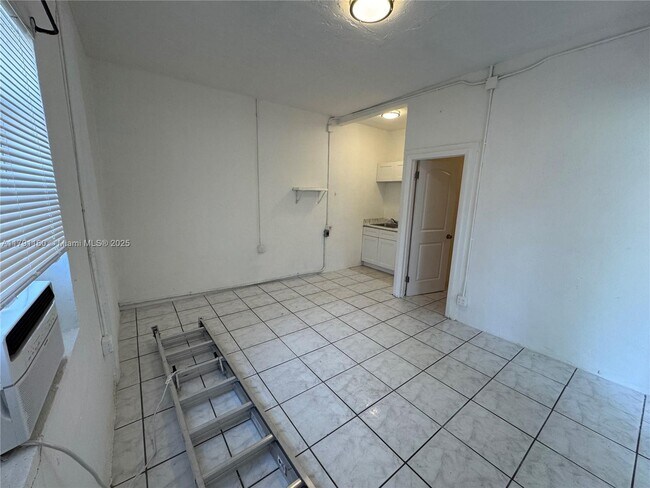 2549 NE 190th St-Unit -2 in Miami, FL - Building Photo - Building Photo