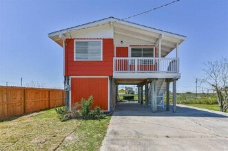 7120 E Hunter Dr in Hitchcock, TX - Building Photo - Building Photo