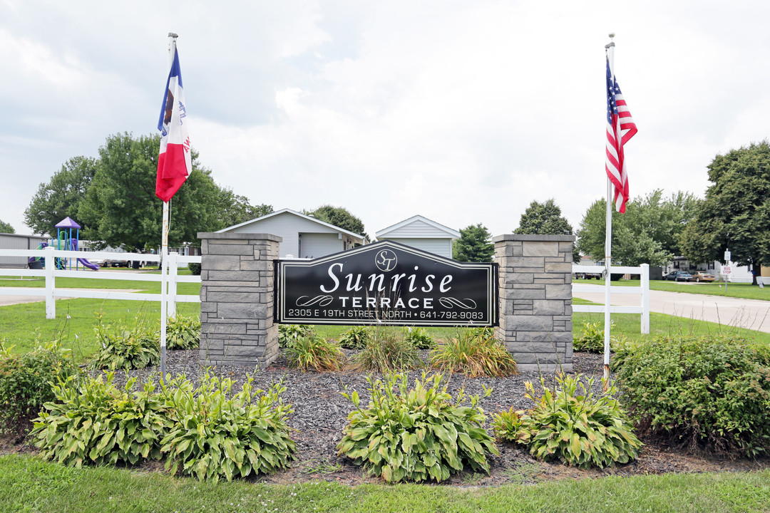 Sunrise Terrace in Newton, IA - Building Photo