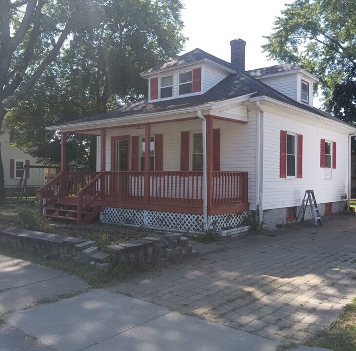 16 Valley St in Blackstone, MA - Building Photo