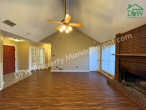 7012 Bernadine St in Watauga, TX - Foto de edificio - Building Photo