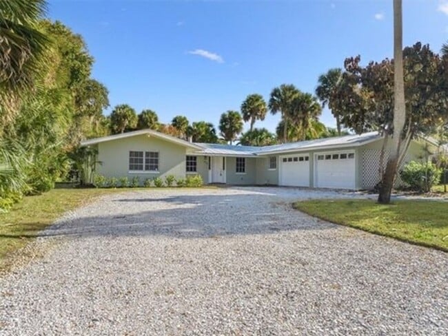 property at 835 Royal Palm Pl