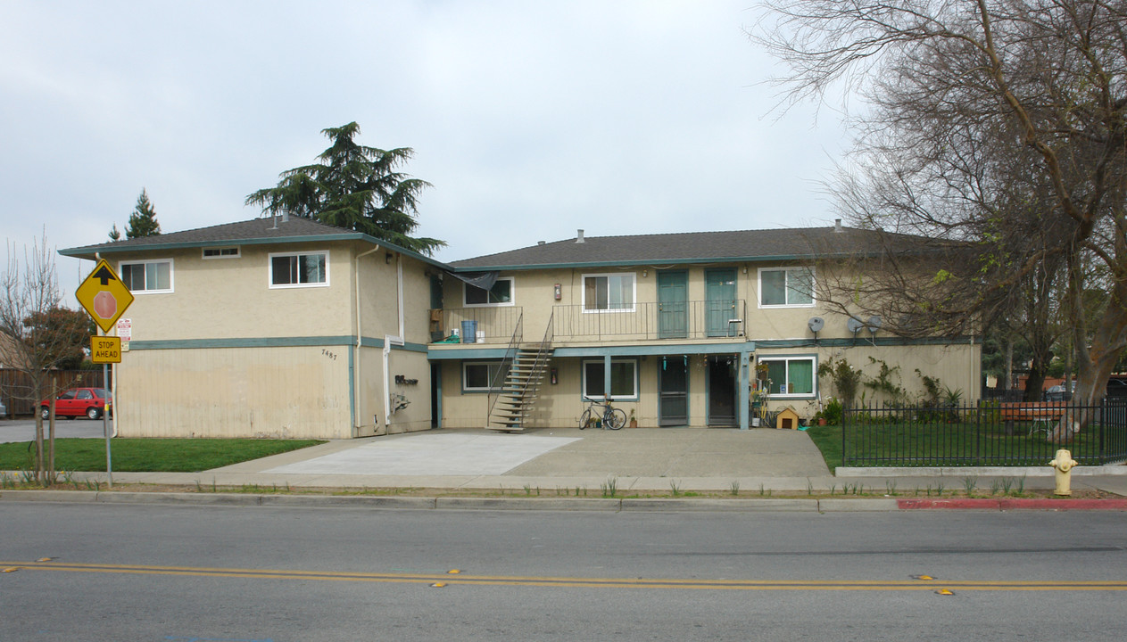 7487 Rogers Ln in Gilroy, CA - Building Photo