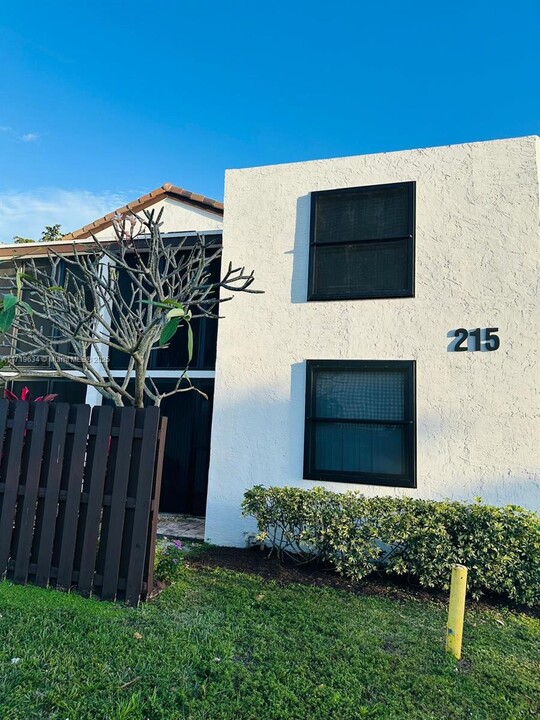 215 Lake Pointe Dr in Oakland Park, FL - Building Photo