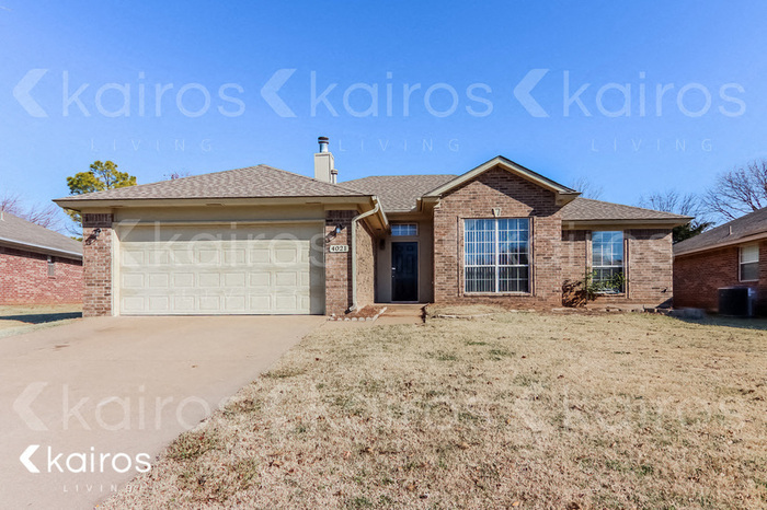 4021 Gyrfalcon Dr in Norman, OK - Building Photo