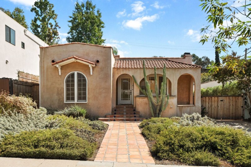 1320 Eagle Vista Dr in Los Angeles, CA - Building Photo