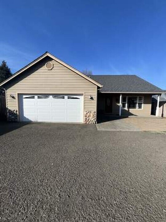 2825 Duell Ave in Medford, OR - Building Photo