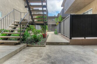 11818 Darlington Avenue in Los Angeles, CA - Building Photo - Building Photo