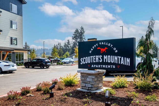 Scouter's Mountain in Happy Valley, OR - Foto de edificio - Building Photo