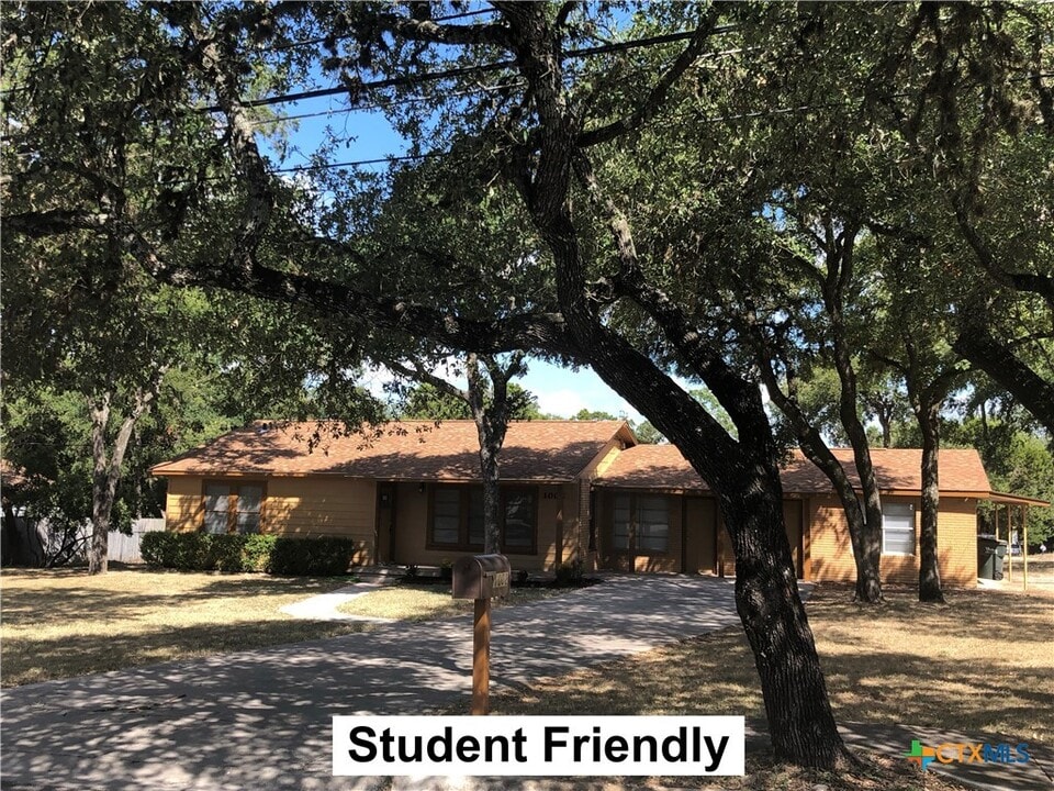 1002 Hazelton St in San Marcos, TX - Building Photo