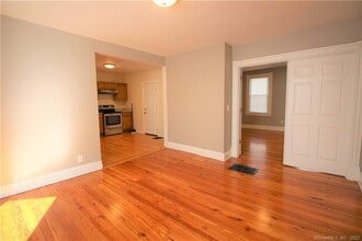 153 Quaker Ln S in West Hartford, CT - Building Photo - Building Photo